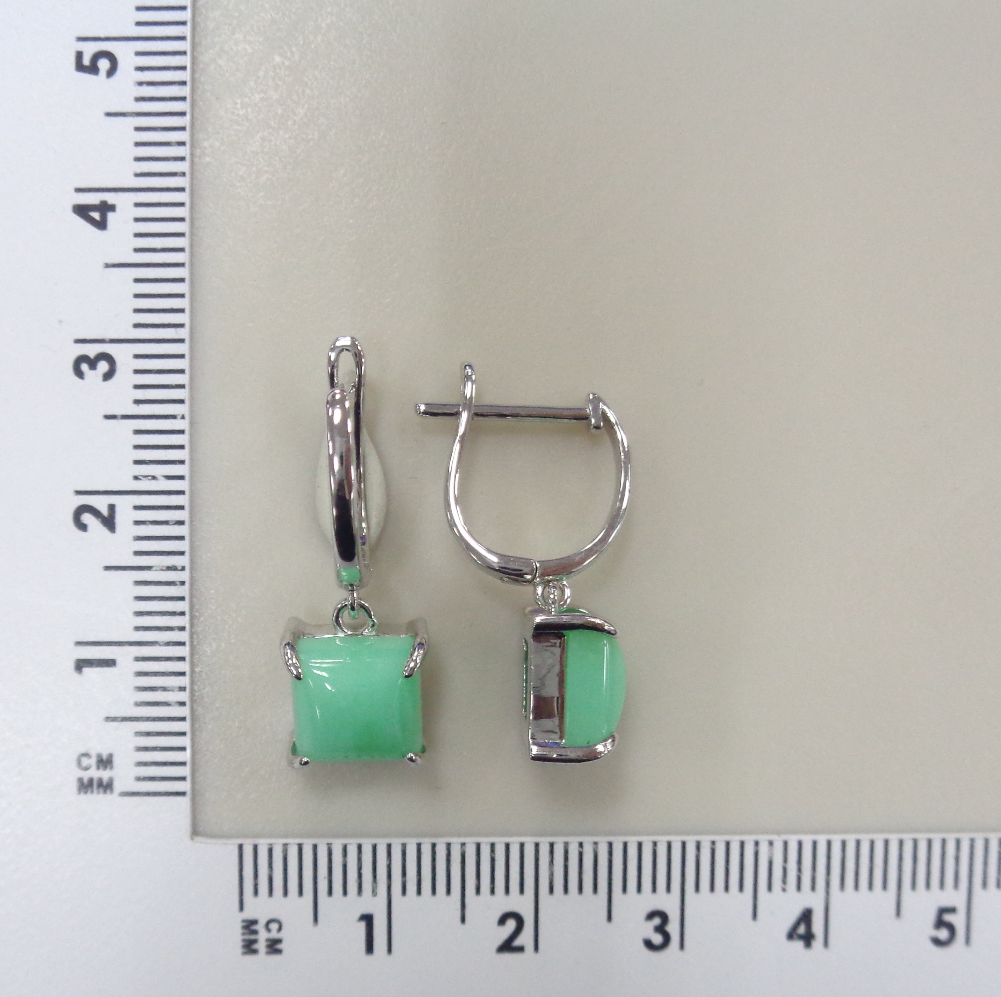 Серебряные серьги с зелеными халцедонами